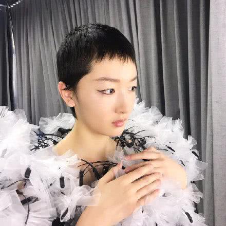 周冬雨爆料剃頭視頻大全,挑戰自我，短發造型驚艷亮相  第3張