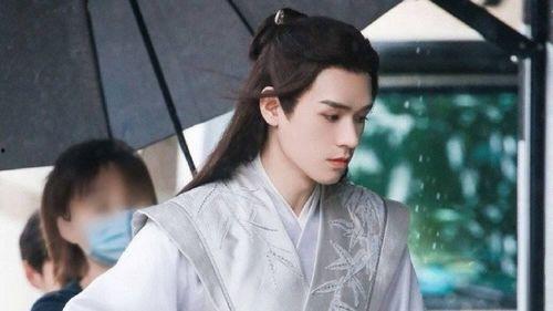 龔俊熱巴最新爆料圖片視頻,甜蜜互動引粉絲熱議！”  第2張