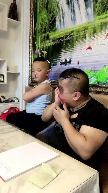 爆料父子搞笑視頻,搞笑視頻里的溫馨日常  第3張