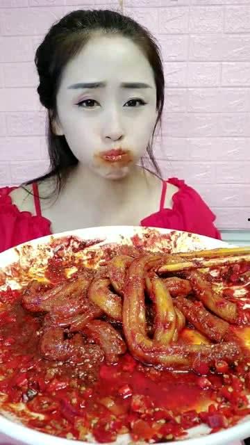 網紅小姐姐吃麻辣八瓜魚,辣味十足，網友直呼過癮！  第2張