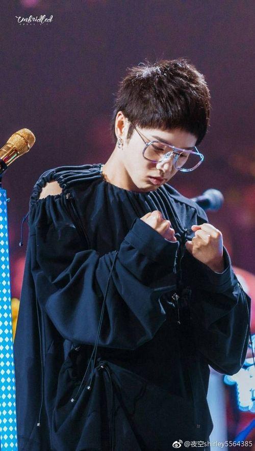 華晨宇四面臺(tái)爆料視頻,華晨宇四面臺(tái)演唱會(huì)精彩瞬間大揭秘  第2張